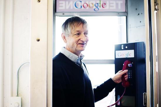 2014年加入谷歌的人工智能专家杰弗里·辛顿。上世纪80年代，他和哈佛大学神经生物学博士特里·谢伊诺斯基一同证明了明斯基的预言是错误的。