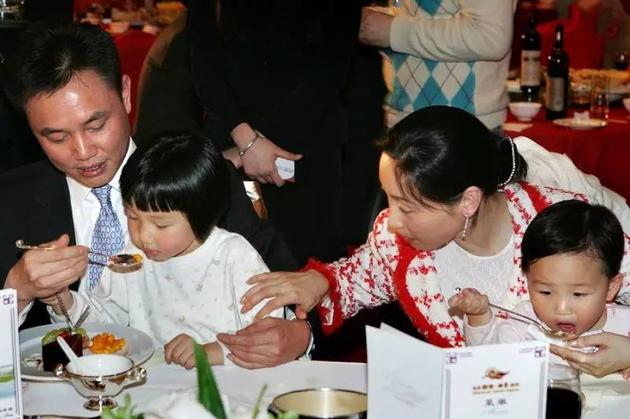 杜鹃一直站在黄光裕的羽翼背后，相夫教子，风格非常低调。