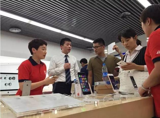 杜鹃身着一身导购员的红色统一服装，意外现身北京国美马甸店，化身导购员的身份在门店服务。