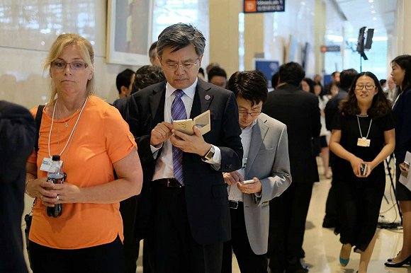 为见李世石，达沃斯会场排起长龙