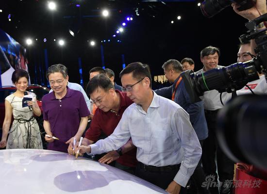 阿里巴巴集团CEO张勇在首发的新车上签名